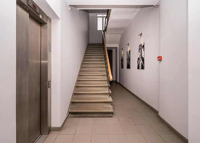 Center Hideaway - By Innorental